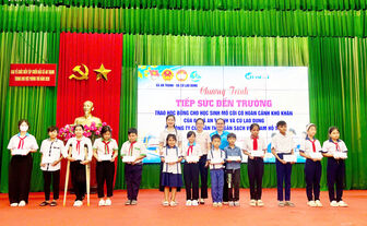 ចែករំលែកក្តីស្រឡាញ់ ជំរុញដំណើរសិស្សានុសិស្សដែលមានស្ថានភាពលំបាកទៅកាន់សាលារៀន