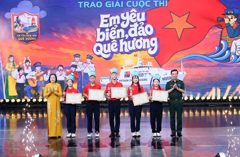 Đại tướng Phan Văn Giang dự đêm Galia và trao giải cuộc thi "Em yêu biển, đảo quê hương"