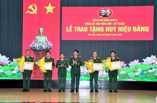 Đảng ủy Cục Hậu cần - Kỹ thuật Quân khu 9 trao Huy hiệu 30 năm và 35 năm tuổi Đảng