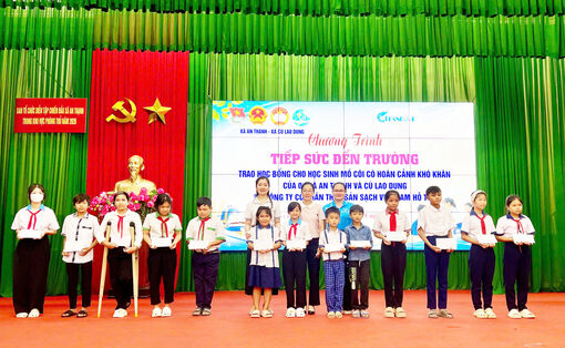 ចែករំលែកក្តីស្រឡាញ់ ជំរុញដំណើរសិស្សានុសិស្សដែលមានស្ថានភាពលំបាកទៅកាន់សាលារៀន