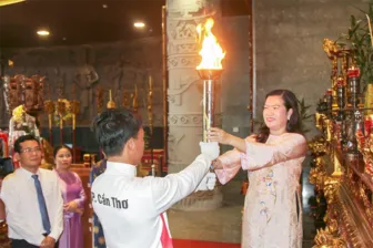 Thực hiện nghi thức xin lửa rước đuốc Đại hội Thể dục thể thao TP Cần Thơ
