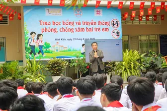 Trao học bổng cho học sinh hoàn cảnh khó khăn