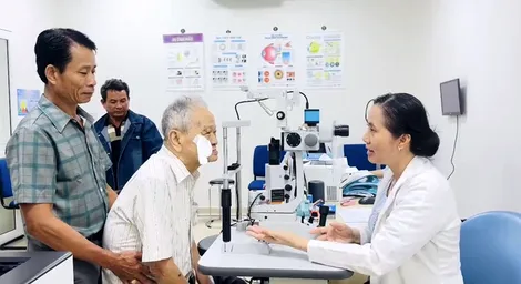 Bệnh nhân đái tháo đường: Đừng chờ nhìn mờ mới đi khám mắt