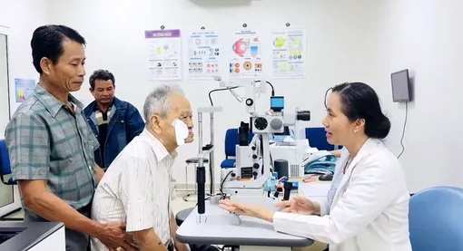 Bệnh nhân đái tháo đường: Đừng chờ nhìn mờ mới đi khám mắt
