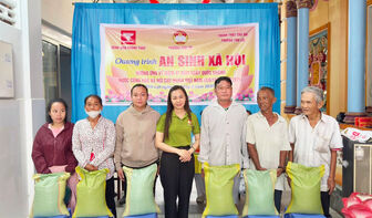 ជូន​អំ​ណោយ​ ៧០០ ចំ​ណែក​ដល់​គ្រួ​សារ​ដែល​មាន​ស្ថាន​ភា​ពលំ​បាក​