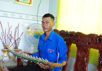 យុវ​ជន​ចូល​ចិត្ត​ទូក​ - ង ខ្នាត​តូច​ប្រ​ពៃ​ណី​ដើម្បី​ផ្តើម​អា​ជីព​