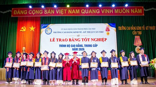 Trường Cao đẳng Kinh tế - Kỹ thuật Cần Thơ trao bằng tốt nghiệp cho hơn 1.000 tân khoa