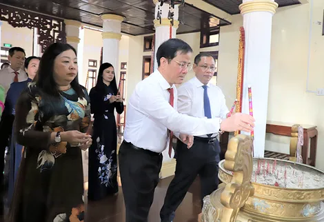 Lãnh đạo TP Cần Thơ dâng hương, dâng hoa tại Đền thờ Bác Hồ ở xã Lương Tâm