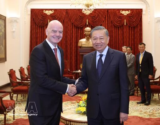 Top leader receives FIFA President in Hanoi