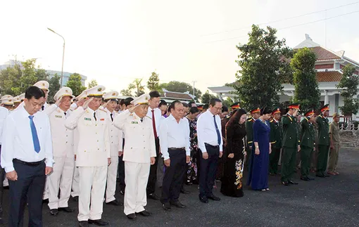 Lãnh đạo TP Cần Thơ viếng Nghĩa trang liệt sĩ Mỹ Xuyên