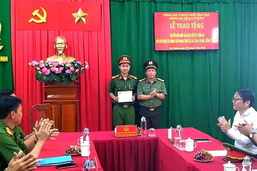 Bộ Công an trợ cấp đột xuất cho cán bộ công an cơ sở bị thương khi làm nhiệm vụ