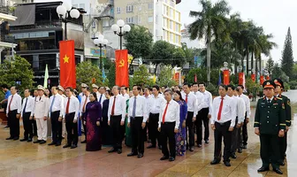 Lãnh đạo TP Cần Thơ dâng hoa, dâng hương viếng Tượng đài Chủ tịch Hồ Chí Minh