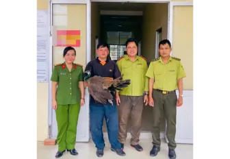 Người dân phường Cái Răng giao nộp cá thể công Ấn Độ
