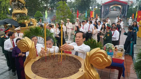 Lãnh đạo các cơ quan Trung ương và TP Cần Thơ viếng Nghĩa trang Liệt sĩ thành phố