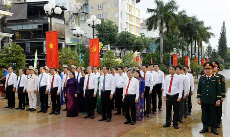 Lãnh đạo TP Cần Thơ dâng hoa, dâng hương viếng Tượng đài Chủ tịch Hồ Chí Minh