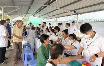 Bệnh viện Đa khoa TP Cần Thơ khám sức khỏe miễn phí cho hơn 10.000 người dân xã Cờ Đỏ