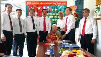 Trao tặng ông Phạm Duy Khương Huy hiệu 80 năm tuổi Đảng