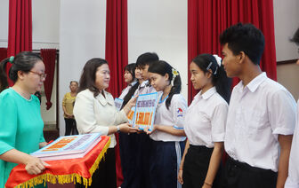 ទី​ក្រុង​កឹង​ធើ​ ជូន​អា​ហា​រូប​ករណ៍​ លឿង​ឌិញកួ  ៣២១ ចំ​ណែក​ដល់​សិស្ស​ក្រី​ក្រ​សង្វាត​រៀន​សូ​ត្រ​