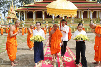 សមា​គម​ព្រះ​សង្ឃ​សាមគ្គី​ស្នេហា​ជាតិ​ខេត្ត​វិញ​ឡុង​ និមន្ត​សួរ​សុខ​ទុក្ខ​តាម​សា​លា​ខ្មែរ​-បា​លី​លើ​ភូមិ​ឋាន​ខេត្ត​