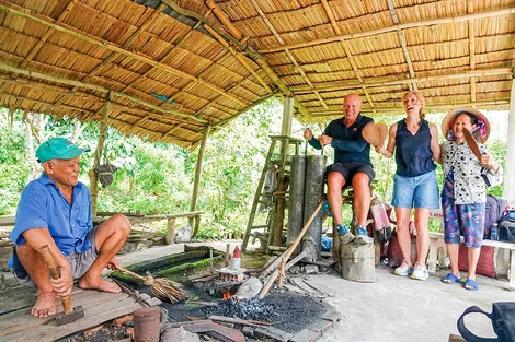 Ông “Sáu Lò Rèn” làm du lịch