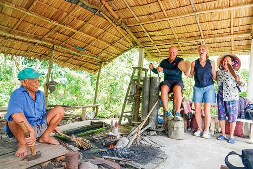 Ông “Sáu Lò Rèn” làm du lịch