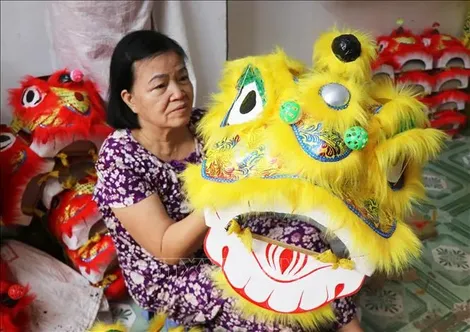 Gìn giữ giá trị văn hóa dân gian từ nghề làm đầu lân mùa Trung thu ở Cố đô