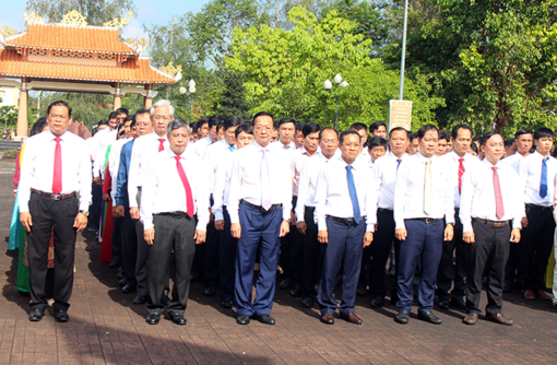 ថ្នាក់​ដឹក​នាំ​ទី​ក្រុង​កឹង​ធើ អញ្ជើញ​ទៅ​អុជ​ធូប​គោ​រព​វិញ្ញា​ណក្ខ័ន្ធ​លោក​ប្រ​ធាន​ហូ​ជី​មិញ នា​ឱកាស​ទិ​វា​បុណ្យ​ជាតិ ២ កញ្ញា