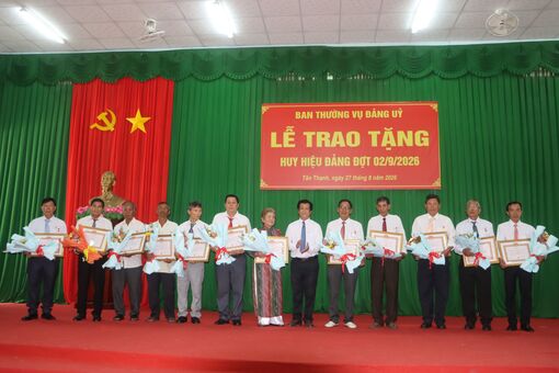 តឹង​ថាញ់​ជូន​សញ្ញា​លក្ខណ៍​បក្ស​ដល់​បក្ខ​ជន ២៨ រូប​