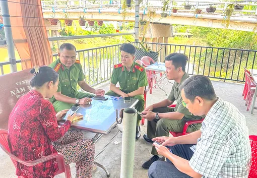Thanh niên Công an TP Cần Thơ đưa tiện ích số đến người dân