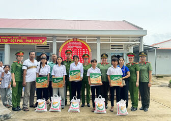 យុវ​ជន​នគរ​បាល​ចូល​រួម​អនុ​វត្ត​ការ​ងារ​សុខុមាល​ភាព​សង្គម​