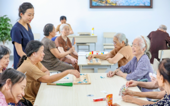 អាយុ​ចាប់​ពី​ ៦០ ដល់​ក្រោម​ ៧៥ឆ្នាំ​ ចំ​ណុះ​ក្រប​ខ័ណ្ឌ​គ្រួ​សារ​ក្រី​ក្រ​ បាន​ឧបត្ថម្ភ​ប្រាក់​ ៨១០.០០០ដុង​/ខែ​