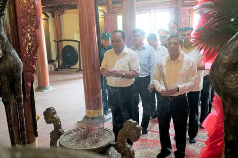 Lãnh đạo TP Cần Thơ dâng hương tại Đền thờ Liệt sĩ Trung đoàn 1 - U Minh