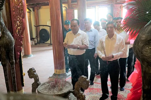 Lãnh đạo TP Cần Thơ dâng hương tại Đền thờ Liệt sĩ Trung đoàn 1 - U Minh