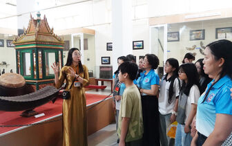 កសាង​និង​ពង្រីក​តម្លៃ​ បទ​ដ្ឋាន​មនុស្ស​កឹង​ធើ​ក្នុង​សម័យ​កាល​ថ្មី​