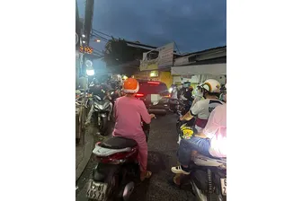 Hẻm 51, đường 3 tháng 2 thường xuyên ùn tắc do ô tô đi vào giờ cấm, đường cấm