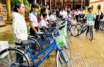 Tiếp sức học sinh dân tộc Khmer có hoàn cảnh khó khăn đến trường