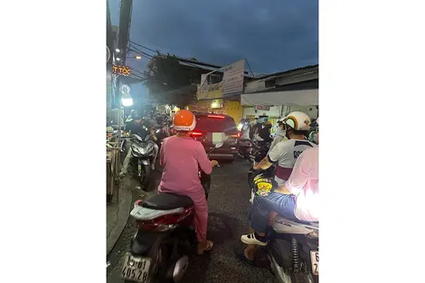 Hẻm 51, đường 3 tháng 2 thường xuyên ùn tắc do ô tô đi vào giờ cấm, đường cấm