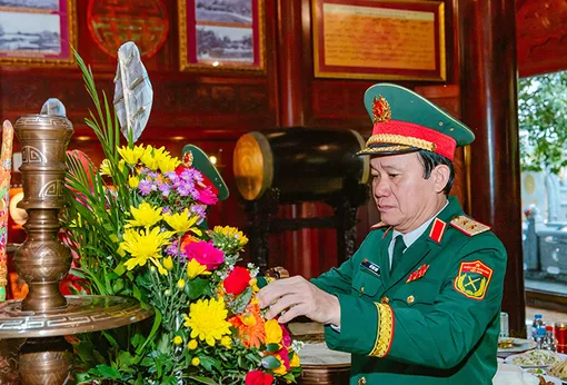 Quân khu 9 dâng hoa, dâng hương tưởng niệm Chủ tịch Hồ Chí Minh và các anh hùng liệt sĩ