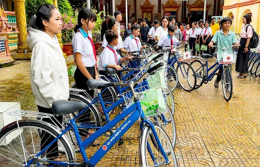 Tiếp sức học sinh dân tộc Khmer có hoàn cảnh khó khăn đến trường