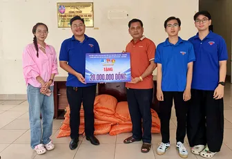 Chăm lo, hỗ trợ học sinh và trẻ em có hoàn cảnh khó khăn