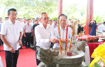 អ៊ំ​ហូក្នុង​ទឹក​ចិត្ត​ប្រ​ជា​ជន​ចូវ​ថើយ​