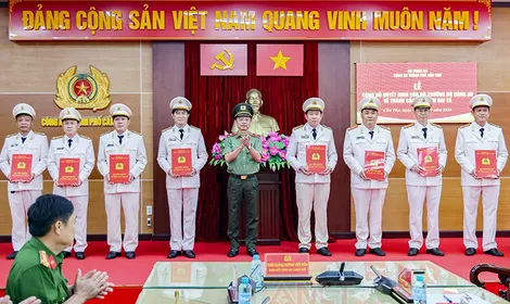 Công an TP Cần Thơ công bố quyết định thăng cấp bậc hàm Đại tá năm 2026