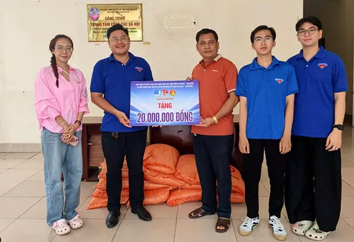 Chăm lo, hỗ trợ học sinh và trẻ em có hoàn cảnh khó khăn