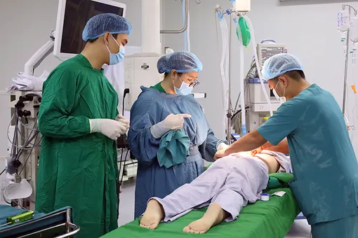 Bác sĩ Cần Thơ triển khai kỹ thuật sinh thiết thận, chẩn đoán và điều trị nhiều bệnh nội khoa cho trẻ