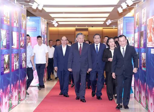 Party, State leaders visit exhibition honouring exemplary people