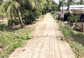 Nhiều đoạn đường nông thôn ở xã Tân Thạnh cần sớm sửa chữa
