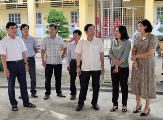 Phó Bí thư Thành ủy Trần Văn Huyến kiểm tra công tác chuẩn bị khai giảng năm học mới tại Trường THCS và THPT Phan Văn Hùng