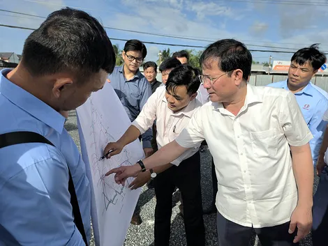Phó Bí thư Thành ủy Trần Văn Huyến kiểm tra công trình nâng cấp, mở rộng đường tỉnh 932B và đường huyện 3