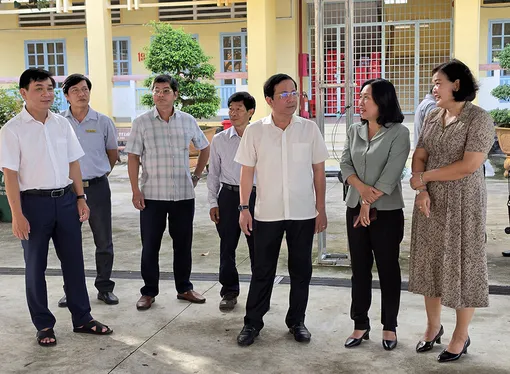 Phó Bí thư Thành ủy Trần Văn Huyến kiểm tra công tác chuẩn bị khai giảng năm học mới tại Trường THCS và THPT Phan Văn Hùng