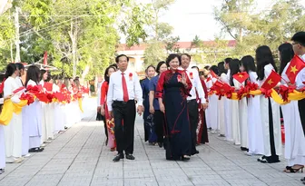 Phó Chủ tịch Quốc hội Nguyễn Thị Hồng và Bí thư Thành ủy Cần Thơ Đỗ Thanh Bình dự Lễ khai giảng tại Trường THCS và THPT Ngã Sáu